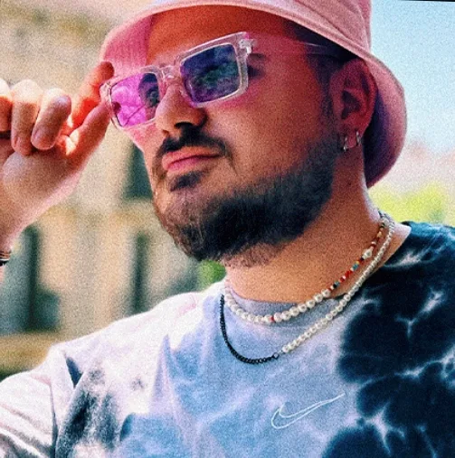 Sobre nosotros adrian